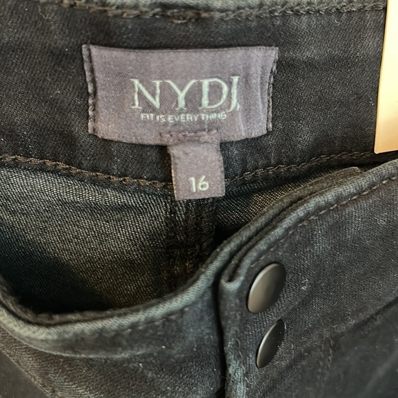 NYDJ Double Snap Capri in Nautilus - Picture 8 of 10